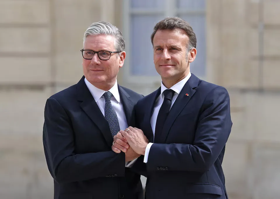 El presidente francés Emmanuel Macron recibe al primer ministro británico Keir Starmer para un almuerzo en el Palacio del Elíseo antes de una videoconferencia con alrededor de 40 países dispuestos a contribuir a la misión multilateral defensiva para restablecer la libertad de navegación en el Estrecho de Ormuz cuando las condiciones de seguridad lo permitan, en París, Francia, 17 de abril de 2026. Créditos: REUTERS/Benoit Tessier.