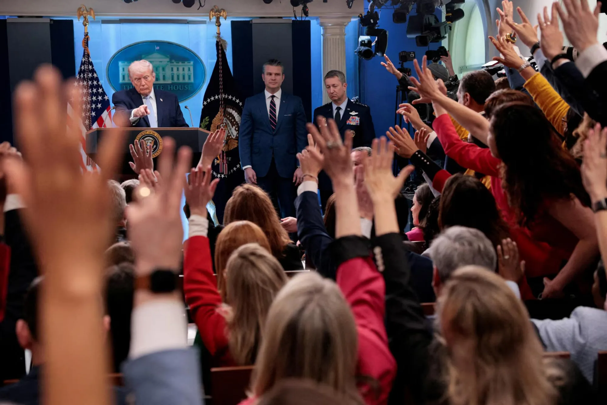 El presidente Donald Trump responde a las preguntas de los periodistas mientras habla durante una rueda de prensa en la sala de prensa James S. Brady de la Casa Blanca. Créditos: REUTERS/Evan Vucci 