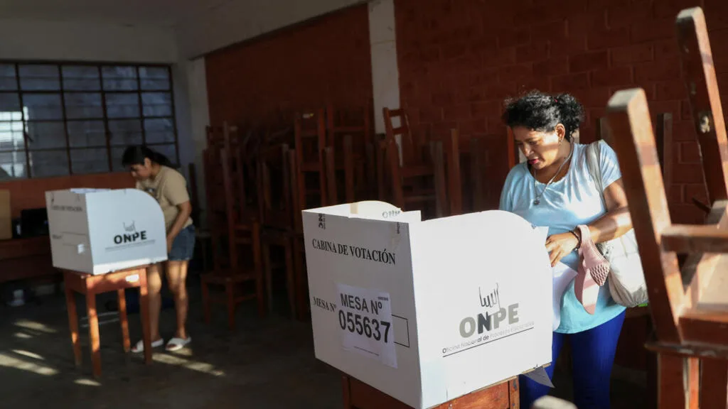 Personas votan durante las elecciones generales de Perú , en el distrito de San Juan Miraflores, en Lima, Perú , 12 de abril de 2026. REUTERS - STIFS PAUCCA SUAREZ