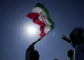 Un aficionado ondea una bandera iraní antes del partido de la Copa del Mundo entre Gales e Irán en Al Rayyan, Catar, el viernes. Jin-Man Lee / AP