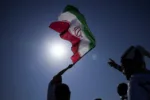 Un aficionado ondea una bandera iraní antes del partido de la Copa del Mundo entre Gales e Irán en Al Rayyan, Catar, el viernes. Jin-Man Lee / AP