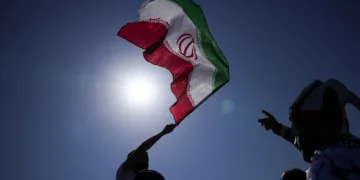 Un aficionado ondea una bandera iraní antes del partido de la Copa del Mundo entre Gales e Irán en Al Rayyan, Catar, el viernes. Jin-Man Lee / AP