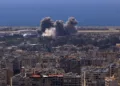 El humo se eleva tras un ataque israelí contra los barrios del sur de Beirut, visto desde Baabda, Líbano, el 8 de abril. Créditos: Reuters/Raghed Waked