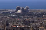 El humo se eleva tras un ataque israelí contra los barrios del sur de Beirut, visto desde Baabda, Líbano, el 8 de abril. Créditos: Reuters/Raghed Waked