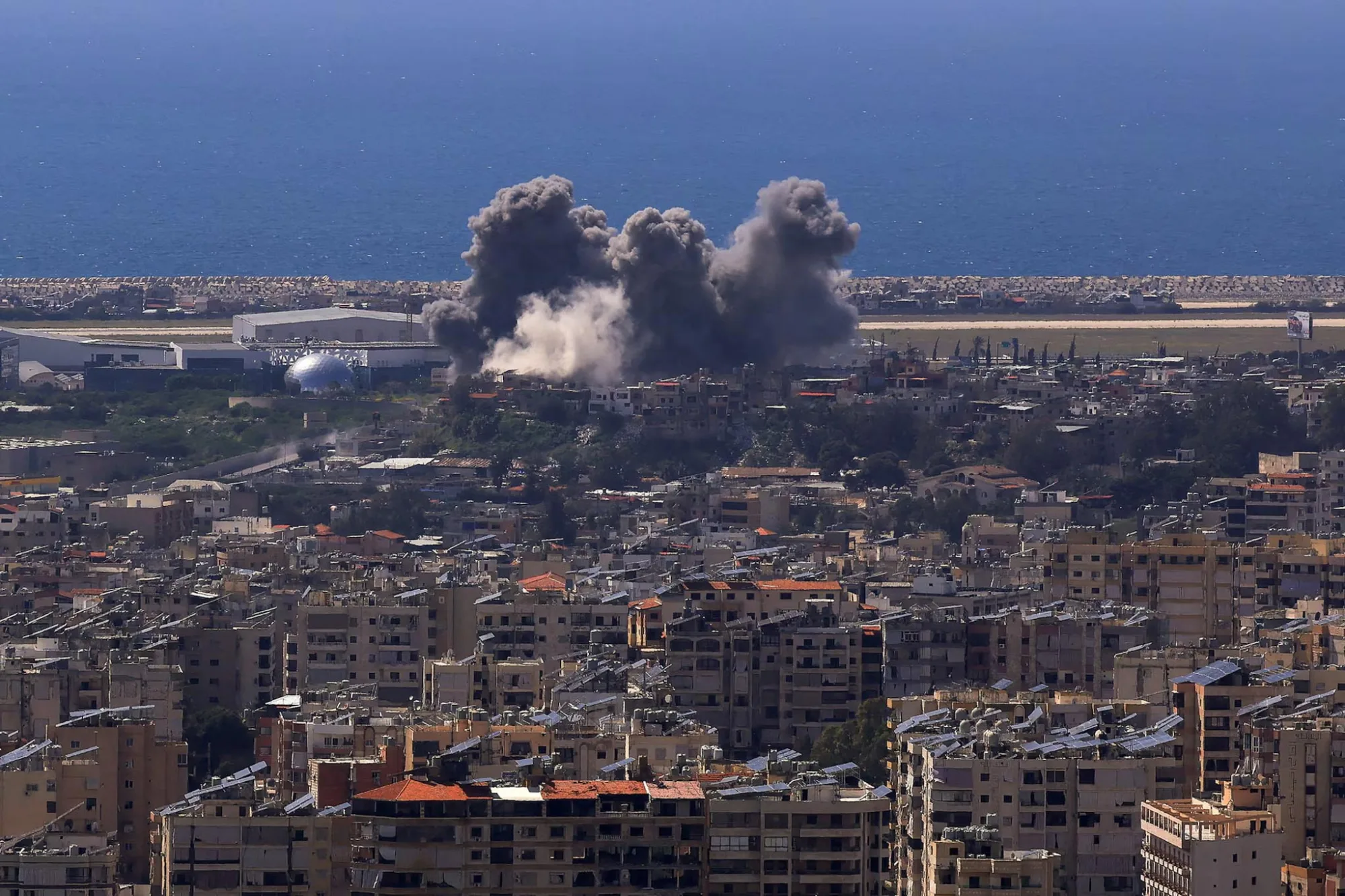 El humo se eleva tras un ataque israelí contra los barrios del sur de Beirut, visto desde Baabda, Líbano, el 8 de abril. Créditos: Reuters/Raghed Waked