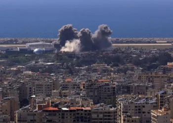 El humo se eleva tras un ataque israelí contra los barrios del sur de Beirut, visto desde Baabda, Líbano, el 8 de abril. Créditos: Reuters/Raghed Waked