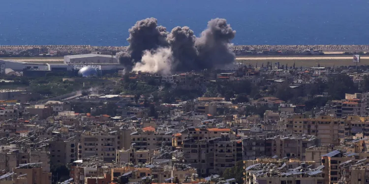 El humo se eleva tras un ataque israelí contra los barrios del sur de Beirut, visto desde Baabda, Líbano, el 8 de abril. Créditos: Reuters/Raghed Waked