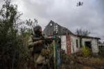 Un recluta de infantería ucraniano huye de un dron durante un curso de entrenamiento básico en octubre de 2025. Créditos: Ed Jones / AFP vía Getty Images