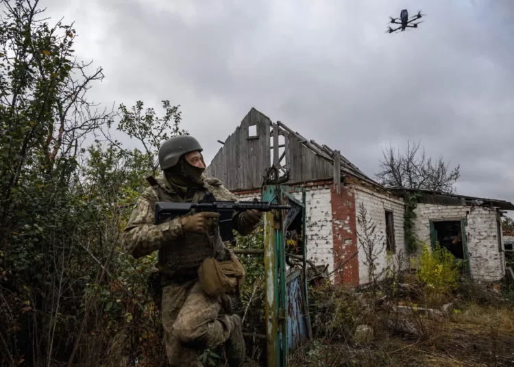 Un recluta de infantería ucraniano huye de un dron durante un curso de entrenamiento básico en octubre de 2025. Créditos: Ed Jones / AFP vía Getty Images