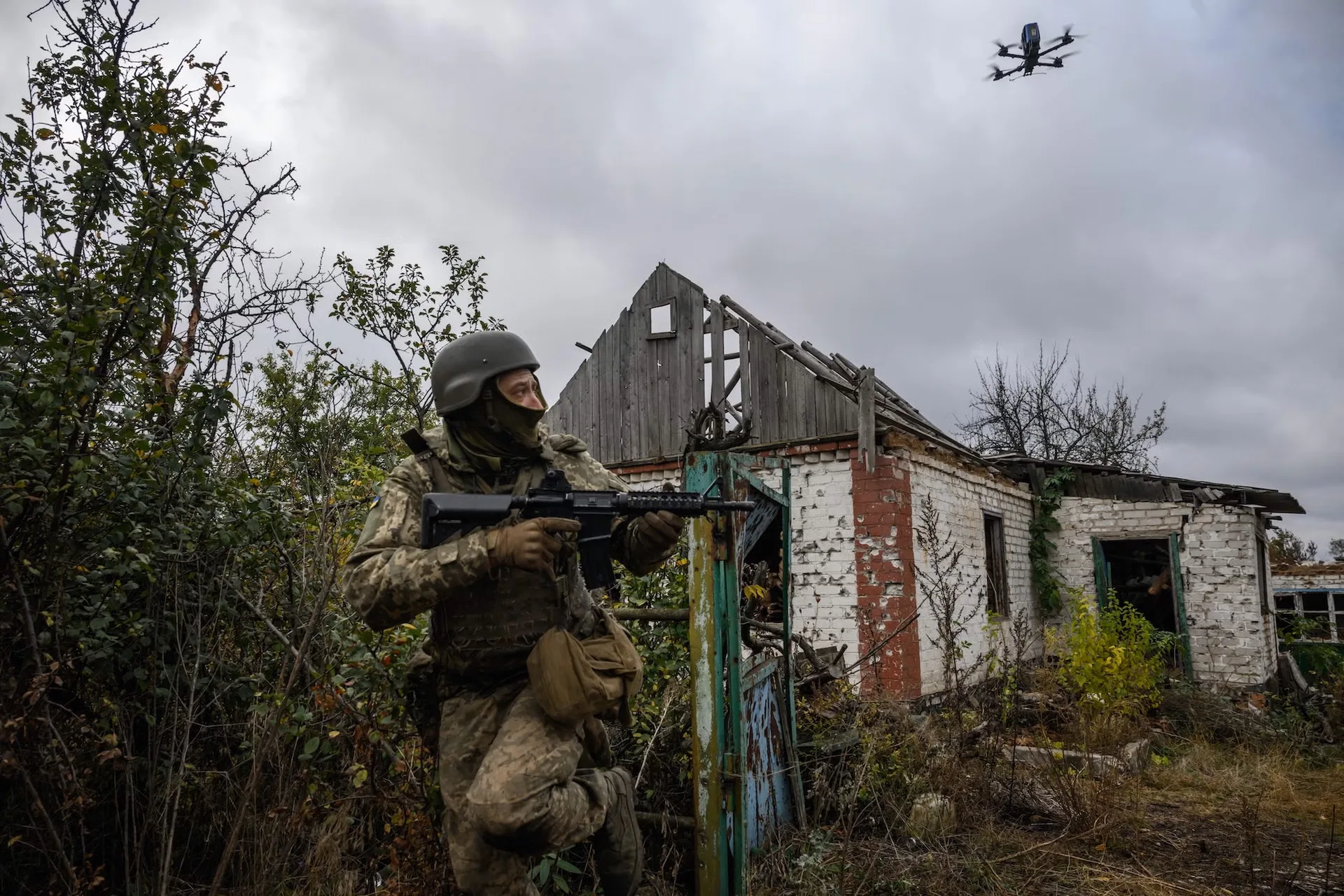 Un recluta de infantería ucraniano huye de un dron durante un curso de entrenamiento básico en octubre de 2025. Créditos: Ed Jones / AFP vía Getty Images