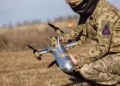 Los drones interceptores de Ucrania ofrecen una forma asequible de detener a los drones, algo de lo que carecen en gran medida otros países. Créditos: Nina Liashonok/Ukrinform/NurPhoto vía Getty Images
