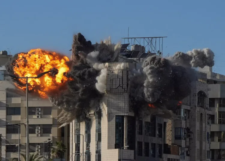 Se produce una explosión en un edificio tras un ataque israelí en Beirut, Líbano, el 31 de marzo. Créditos: REUTERS/Mohammad Yassine