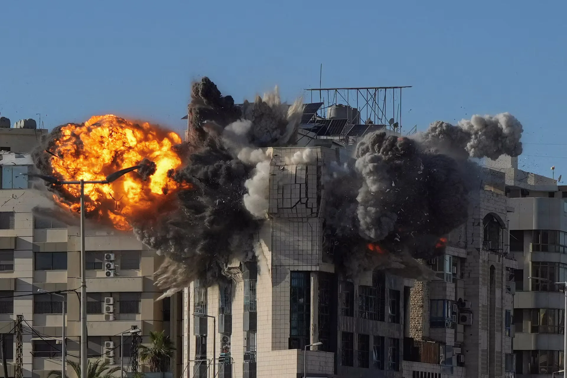 Se produce una explosión en un edificio tras un ataque israelí en Beirut, Líbano, el 31 de marzo. Créditos: REUTERS/Mohammad Yassine