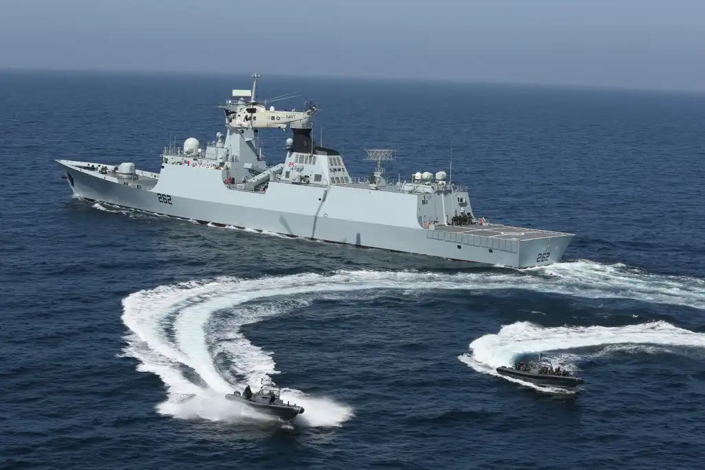 Un grupo de tareas naval liderado por el destructor lanzamisiles Tipo 052D Baotou navegará por el canal de Bashi hacia el Pacífico occidental.
Creditos: Zona Militar