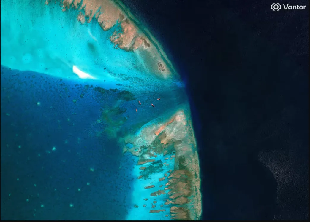 Imagen satelital de buques pesqueros en la entrada, bloqueada por una barrera flotante, del disputado arrecife de Scarborough, en el Mar de China Meridional, 11 de abril de 2026. Vantor/Handout vía REUTERS.