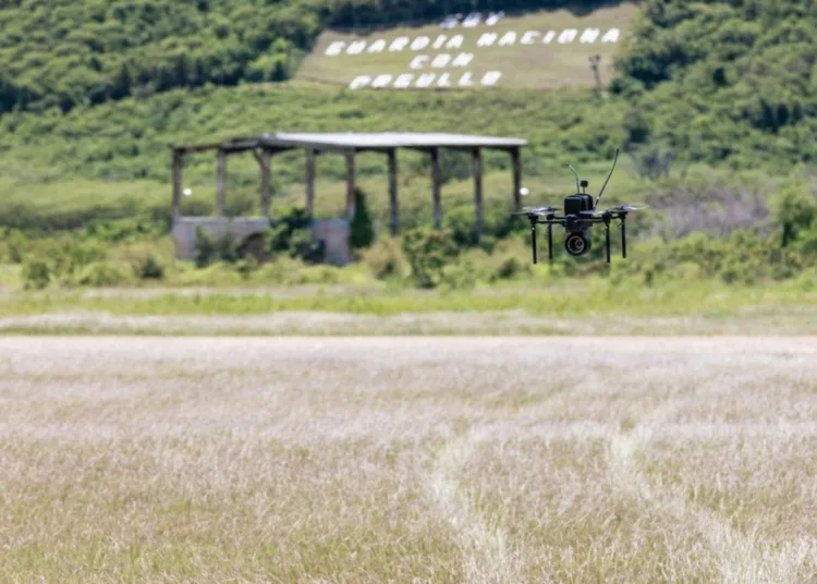 Infantes de Marina de EE. UU. del Equipo de Desembarco del Batallón 3/6 practican el manejo remoto de un dron Neros Archer con vista en primera persona en Camp Santiago, Puerto Rico. Crédito: Cuerpo de Infantería de Marina de EE. UU.