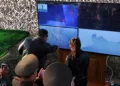 El líder norcoreano Kim Jong Un, acompañado de su hija Kim Ju Ae, supervisa los lanzamientos de prueba del misil balístico táctico de corto alcance tierra-tierra Hwasong-11LA mejorado en un lugar no revelado de Corea del Norte. Créditos: KCNA.