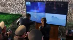 El líder norcoreano Kim Jong Un, acompañado de su hija Kim Ju Ae, supervisa los lanzamientos de prueba del misil balístico táctico de corto alcance tierra-tierra Hwasong-11LA mejorado en un lugar no revelado de Corea del Norte. Créditos: KCNA.