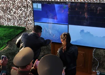 El líder norcoreano Kim Jong Un, acompañado de su hija Kim Ju Ae, supervisa los lanzamientos de prueba del misil balístico táctico de corto alcance tierra-tierra Hwasong-11LA mejorado en un lugar no revelado de Corea del Norte. Créditos: KCNA.