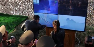 El líder norcoreano Kim Jong Un, acompañado de su hija Kim Ju Ae, supervisa los lanzamientos de prueba del misil balístico táctico de corto alcance tierra-tierra Hwasong-11LA mejorado en un lugar no revelado de Corea del Norte. Créditos: KCNA.