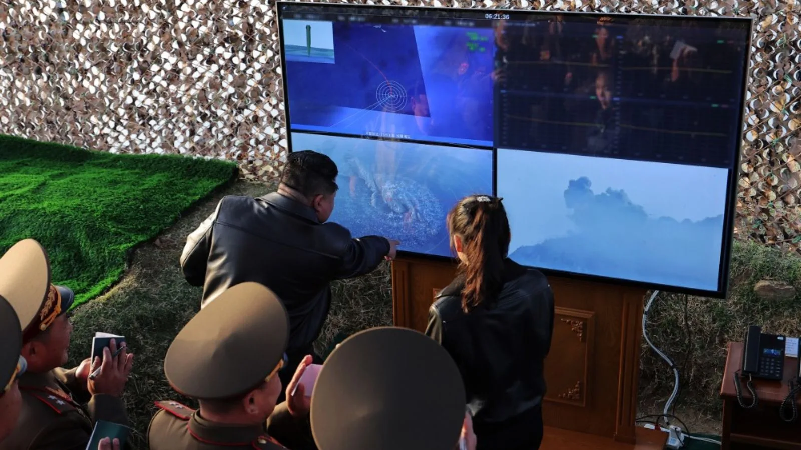 El líder norcoreano Kim Jong Un, acompañado de su hija Kim Ju Ae, supervisa los lanzamientos de prueba del misil balístico táctico de corto alcance tierra-tierra Hwasong-11LA mejorado en un lugar no revelado de Corea del Norte. Créditos: KCNA.