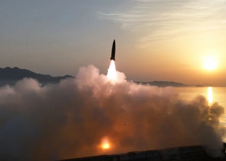 Los lanzamientos del domingo, supervisados por el líder Kim Jong Un, tenían como objetivo "verificar las características y la potencia de las ojivas de bombas de racimo y de minas de fragmentación aplicadas al misil balístico táctico", informó la Agencia Central de Noticias de Corea (KCNA).Créditos: KCNA.