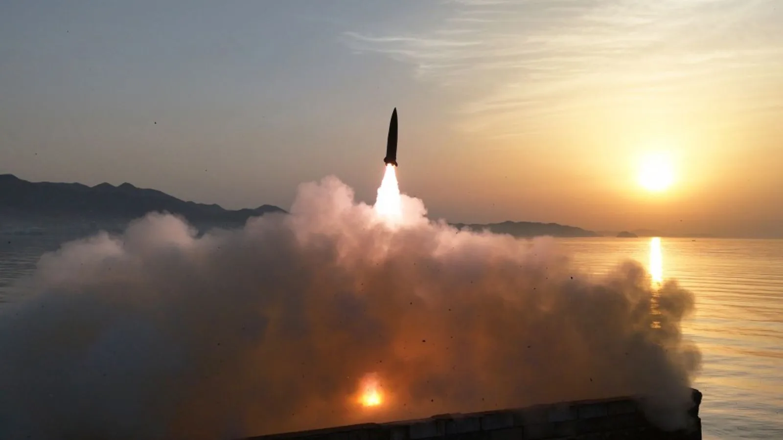 Los lanzamientos del domingo, supervisados ​​por el líder Kim Jong Un, tenían como objetivo "verificar las características y la potencia de las ojivas de bombas de racimo y de minas de fragmentación aplicadas al misil balístico táctico", informó la Agencia Central de Noticias de Corea (KCNA).Créditos: KCNA.