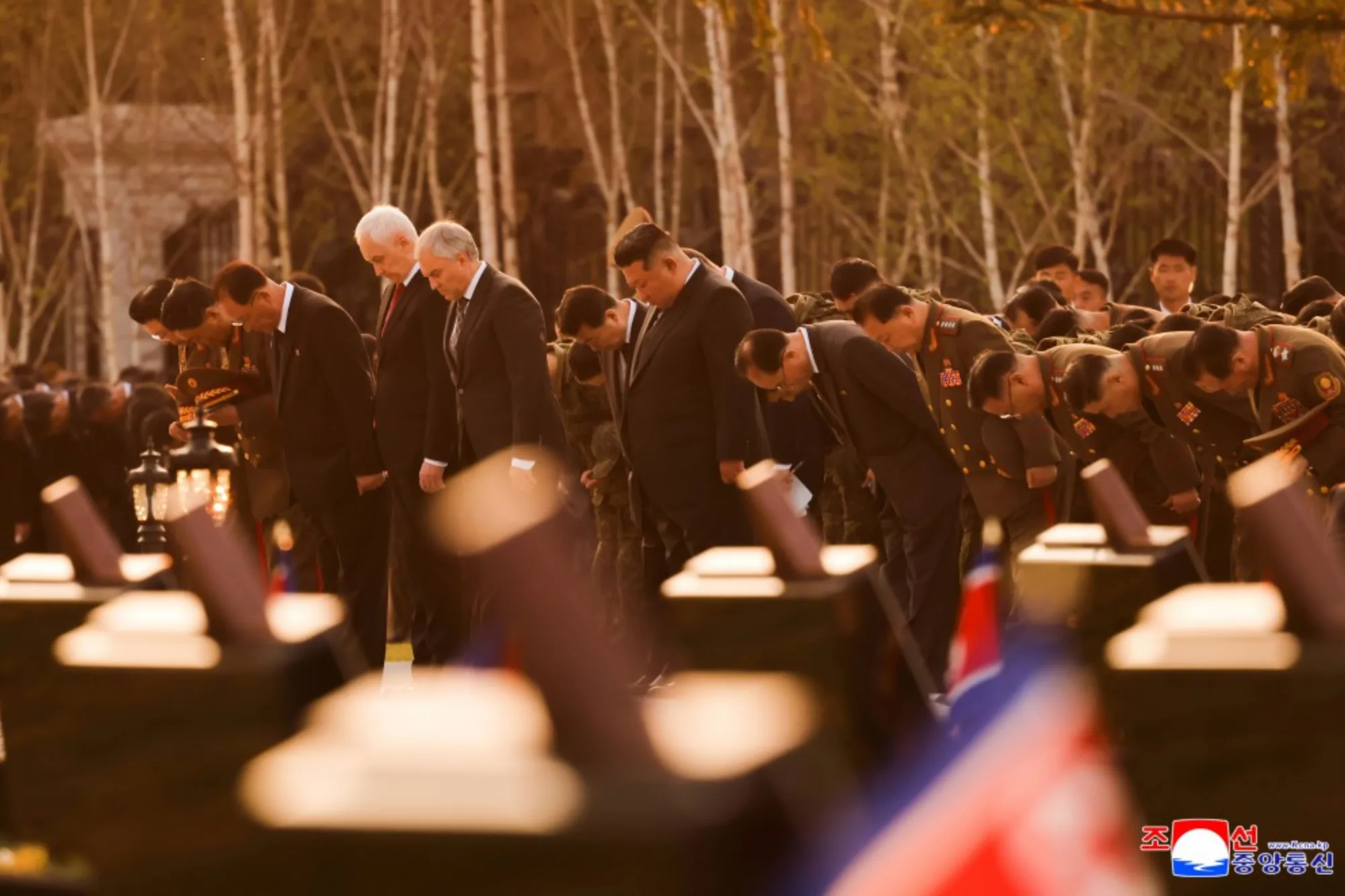La inauguración del "Memorial Museum of Combat Feats" el 26 de abril de 2026, con Kim Jong Un, el ministro de Defensa ruso Belousov y otros funcionarios, marca el aniversario de la reconquista rusa de partes de Kursk. Créditos: KCNA.