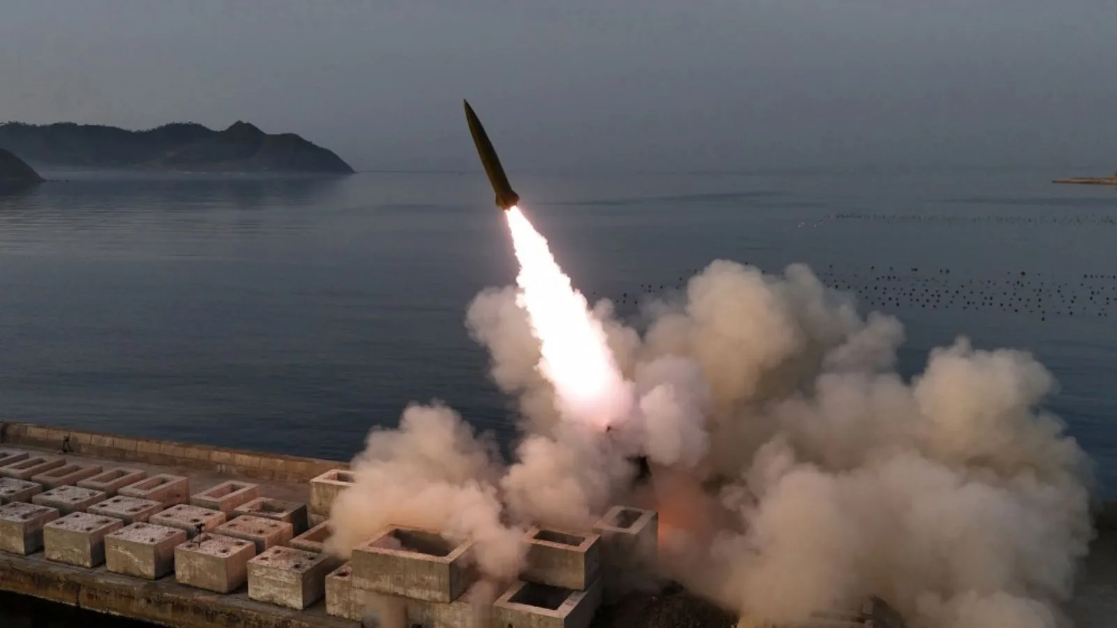 El líder norcoreano Kim Jong Un supervisó los lanzamientos de prueba de misiles balísticos del domingo como parte de los esfuerzos para evaluar el rendimiento de las ojivas que transportan bombas de racimo y minas de fragmentación, informó el lunes la agencia estatal de noticias KCNA. Créditos: KCNA.