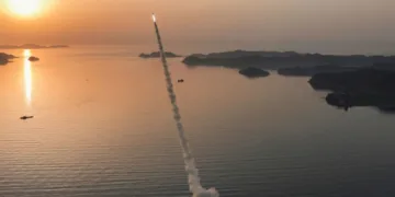 Estas pruebas representaron el cuarto lanzamiento de misiles balísticos este mes y el séptimo este año, mientras Corea del Norte busca desarrollar sus capacidades nucleares y de misiles desafiando las resoluciones del Consejo de Seguridad de la ONU. Créditos: KCNA.