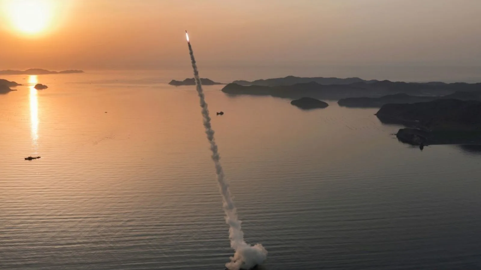 Estas pruebas representaron el cuarto lanzamiento de misiles balísticos este mes y el séptimo este año, mientras Corea del Norte busca desarrollar sus capacidades nucleares y de misiles desafiando las resoluciones del Consejo de Seguridad de la ONU. Créditos: KCNA.