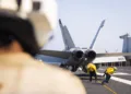 Los marineros realizan operaciones de vuelo a bordo del USS Gerald R. Ford (CVN 78) en el Mar Rojo, el 19 de abril. El Grupo de Ataque del Portaaviones Ford navega en el área de responsabilidad del Mando Central de EE. UU. Créditos: CENTCOM.