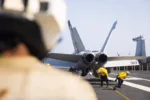 Los marineros realizan operaciones de vuelo a bordo del USS Gerald R. Ford (CVN 78) en el Mar Rojo, el 19 de abril. El Grupo de Ataque del Portaaviones Ford navega en el área de responsabilidad del Mando Central de EE. UU. Créditos: CENTCOM.