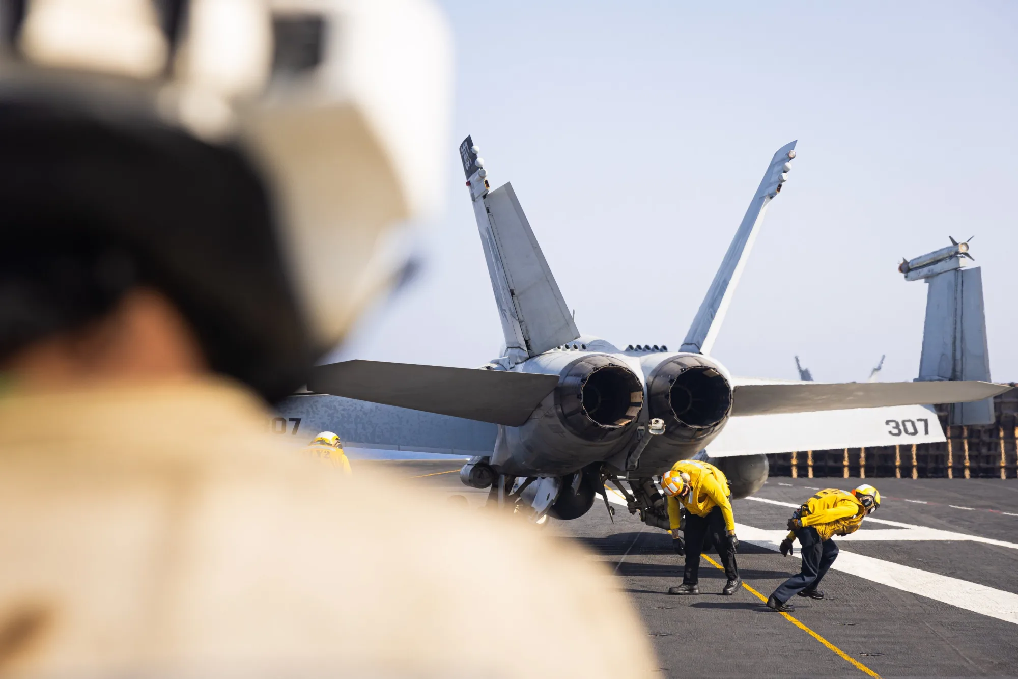 Los marineros realizan operaciones de vuelo a bordo del USS Gerald R. Ford (CVN 78) en el Mar Rojo, el 19 de abril. El Grupo de Ataque del Portaaviones Ford navega en el área de responsabilidad del Mando Central de EE. UU. Créditos: CENTCOM.