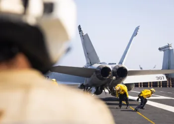 Los marineros realizan operaciones de vuelo a bordo del USS Gerald R. Ford (CVN 78) en el Mar Rojo, el 19 de abril. El Grupo de Ataque del Portaaviones Ford navega en el área de responsabilidad del Mando Central de EE. UU. Créditos: CENTCOM.