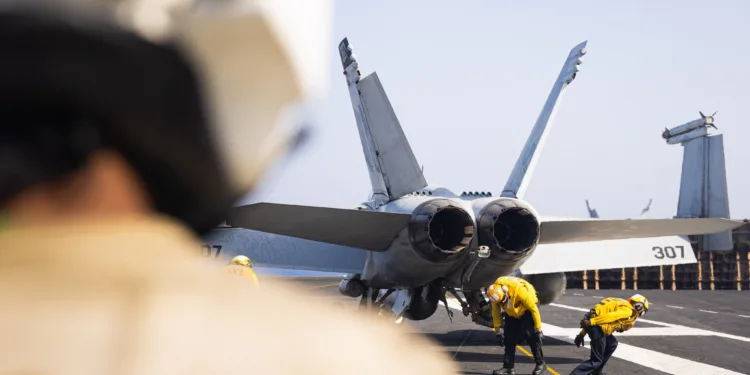 Los marineros realizan operaciones de vuelo a bordo del USS Gerald R. Ford (CVN 78) en el Mar Rojo, el 19 de abril. El Grupo de Ataque del Portaaviones Ford navega en el área de responsabilidad del Mando Central de EE. UU. Créditos: CENTCOM.