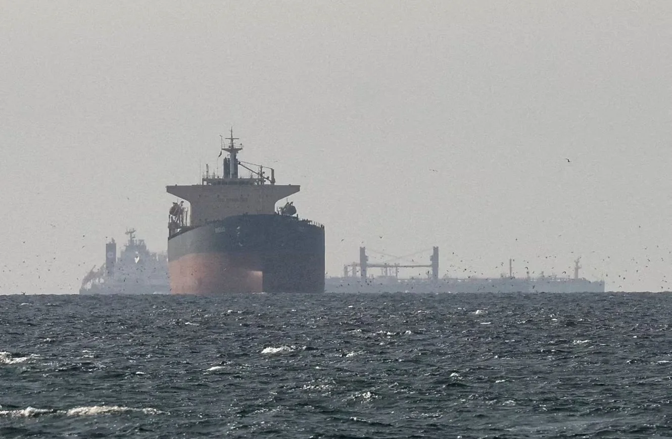 Buques de carga en el Golfo, cerca del Estrecho de Ormuz, vistos desde el norte de Ras al-Khaimah, cerca de la frontera con la gobernación de Musandam en Omán, en medio del conflicto entre EE. UU. e Israel con Irán, en Emiratos Árabes Unidos, 11 de marzo de 2026. (Reuters/Stringer//Foto de archivo)