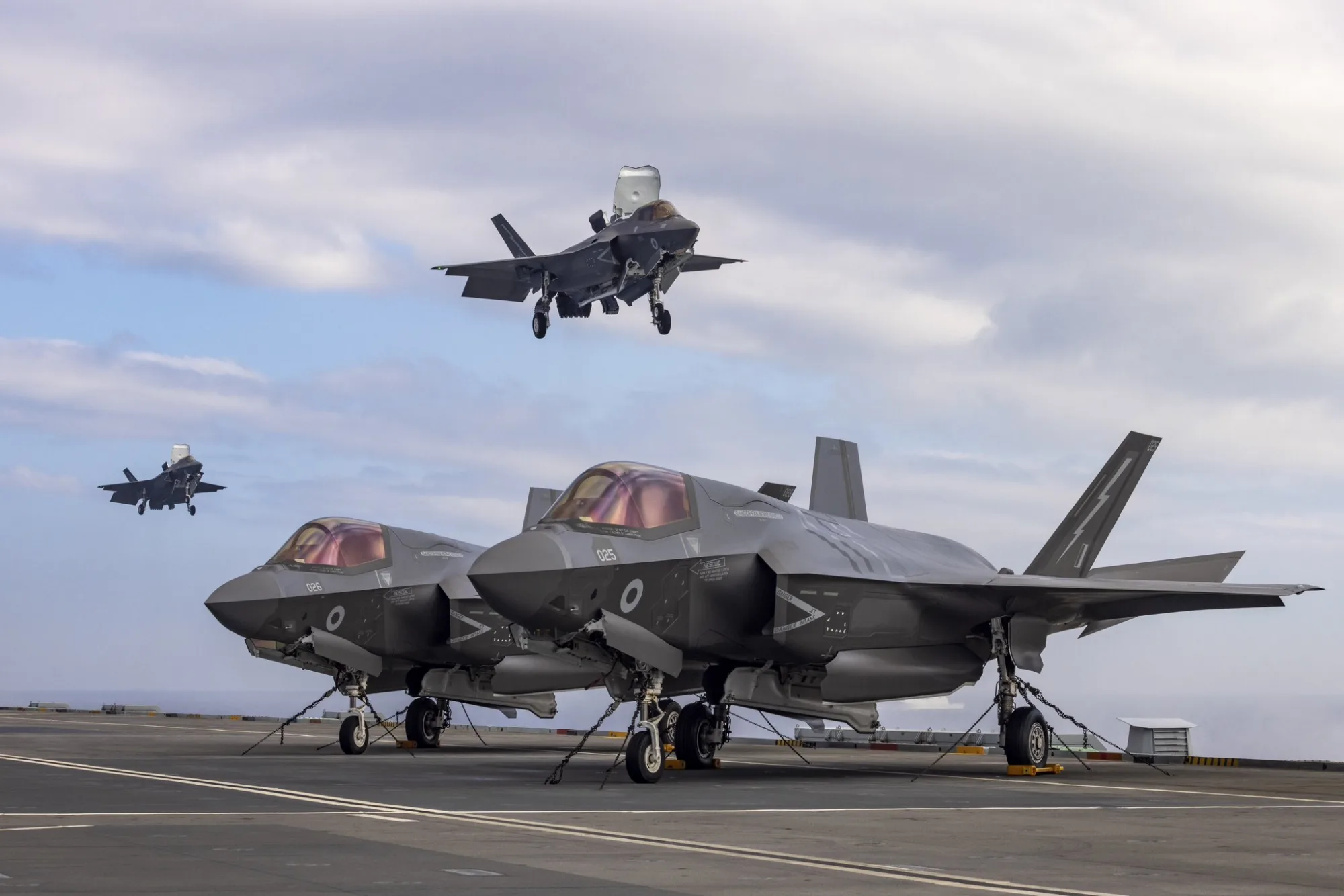 El portaaviones HMS Queen Elizabeth publicó en septiembre de 2023 la llegada de jets F-35B del Escuadrón 617 de la RAF, que aterrizaron para practicar operaciones en cubierta antes del UK Carrier Strike Group 23. Créditos: @HMSQNLZ