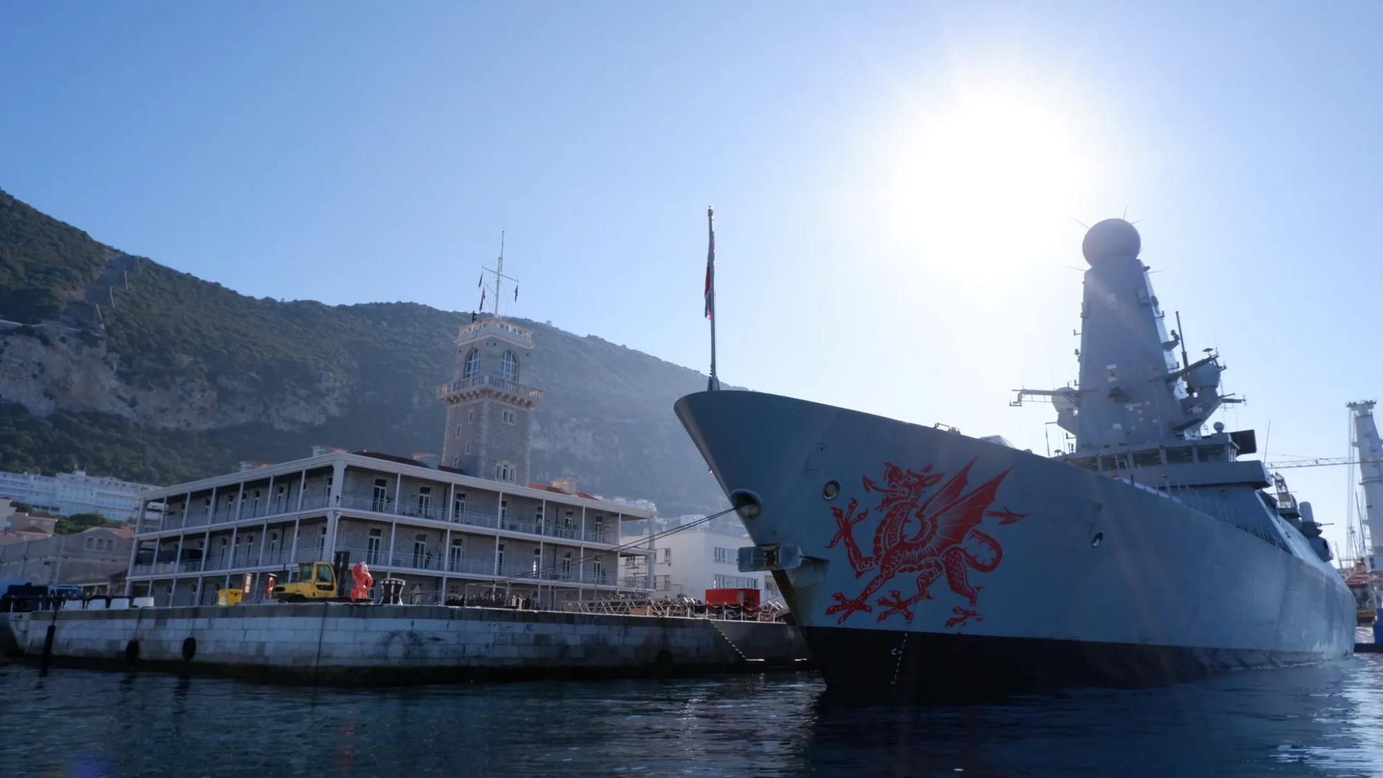 El destructor de defensa antiaérea HMS Dragon (D35), de la clase Daring (Tipo 45) de la Marina Real Británica, ha atracado en un puerto del Mediterráneo debido a un "problema técnico". Créditos: HMS Dragon
