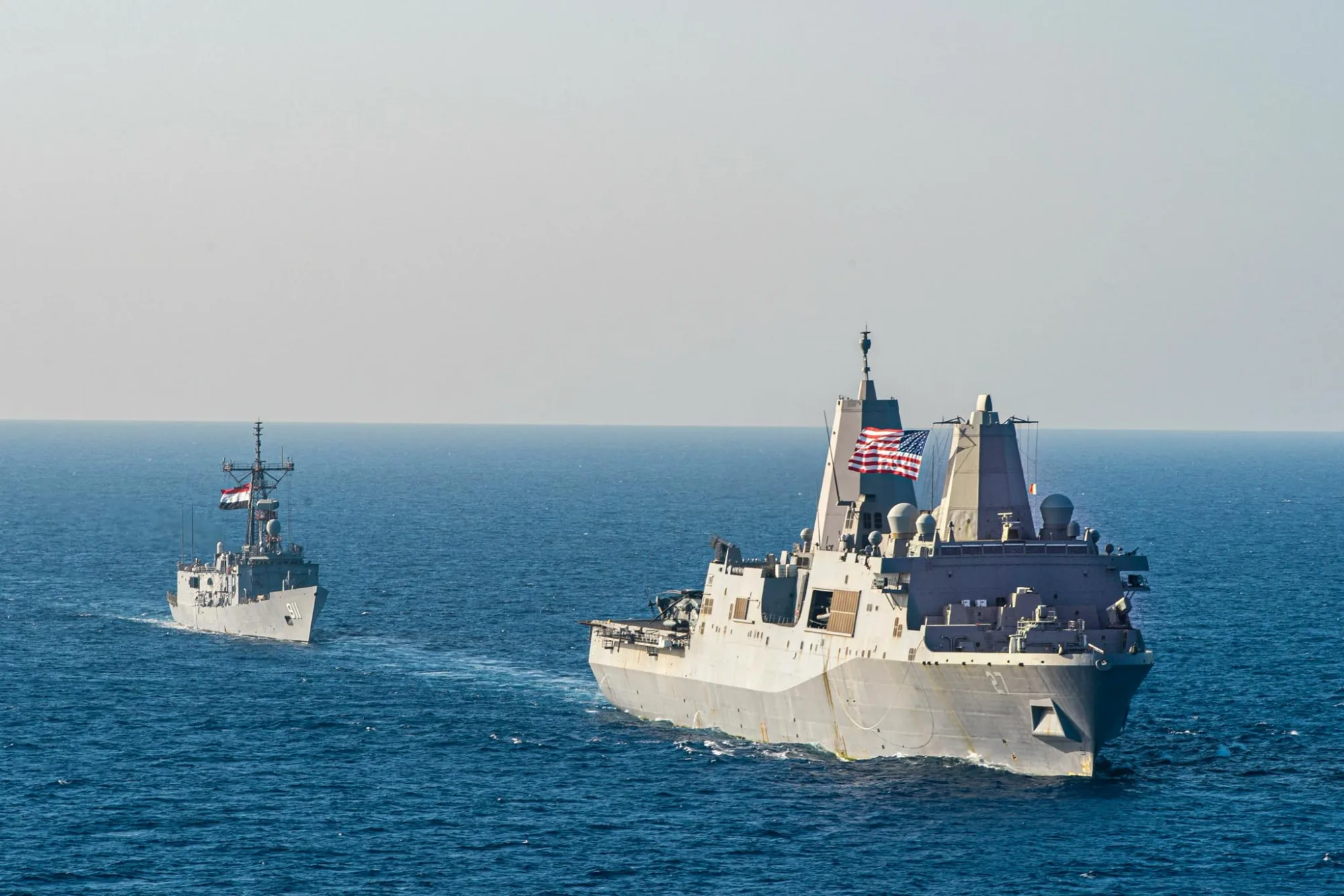 11.ª Unidad Expedicionaria de la Infantería de Marina a bordo del USS Portland (LPD 27) realizan un ejercicio de paso con la fragata egipcia Alexandria (F911) mientras navegaban en el Mar Rojo, 28 de octubre 2021. Créditos: 11th MEU.
