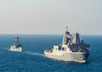 11.ª Unidad Expedicionaria de la Infantería de Marina a bordo del USS Portland (LPD 27) realizan un ejercicio de paso con la fragata egipcia Alexandria (F911) mientras navegaban en el Mar Rojo, 28 de octubre 2021. Créditos: 11th MEU.