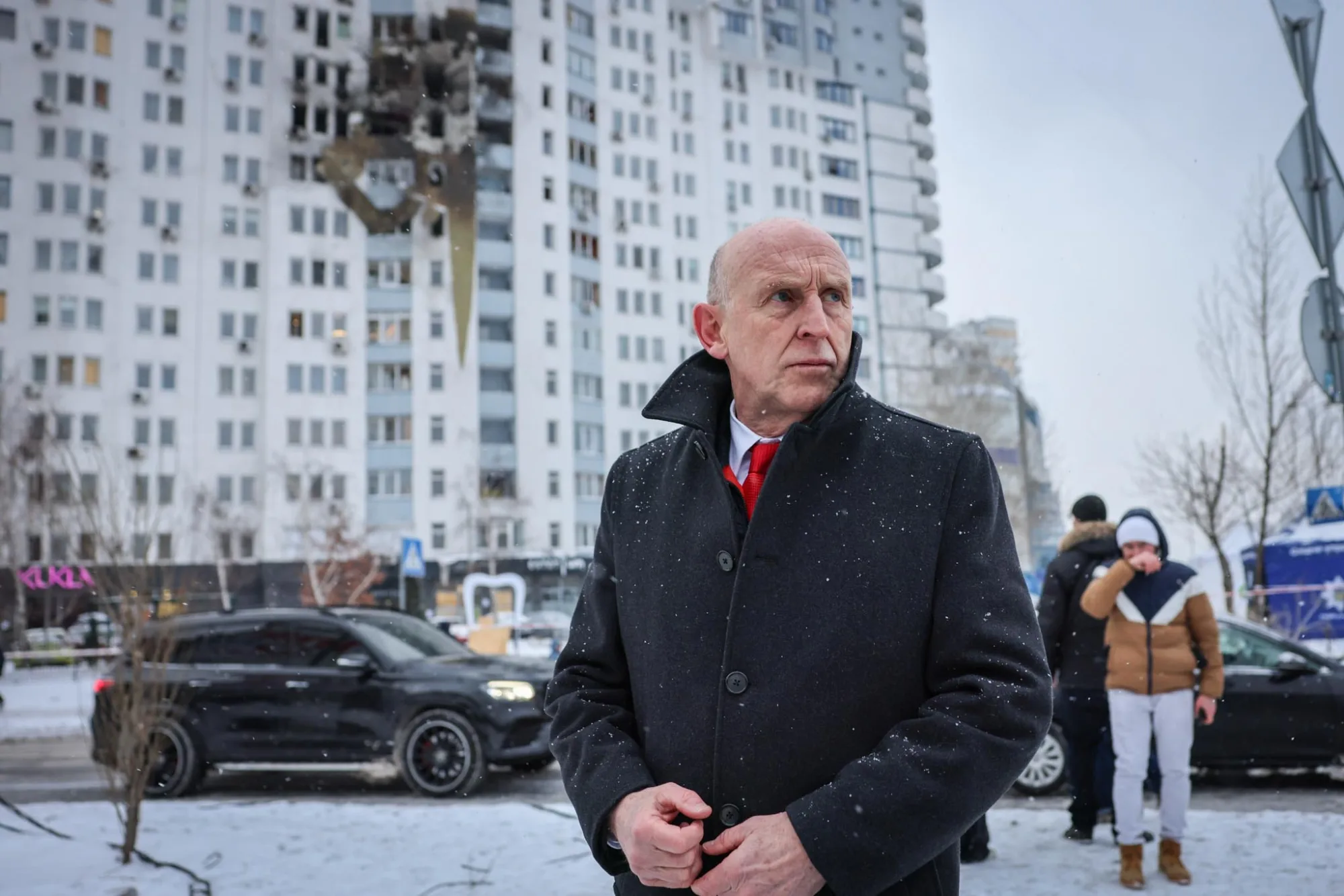 "El aluvión de ataques de Rusia contra Ucrania durante la noche, que incluyó el lanzamiento de un misil balístico Oreshnik contra Lviv, es otro intento de Putin de aterrorizar a Ucrania y amenazar la seguridad de Europa. Mi visita a Kyiv hoy subraya el apoyo resuelto del Reino Unido a una paz justa y duradera", escribió Healey en su cuenta X el 9 de enero de 2026.