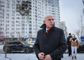 "El aluvión de ataques de Rusia contra Ucrania durante la noche, que incluyó el lanzamiento de un misil balístico Oreshnik contra Lviv, es otro intento de Putin de aterrorizar a Ucrania y amenazar la seguridad de Europa. Mi visita a Kyiv hoy subraya el apoyo resuelto del Reino Unido a una paz justa y duradera", escribió Healey en su cuenta X el 9 de enero de 2026.