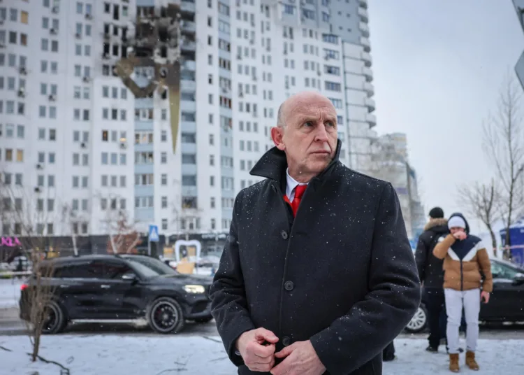 "El aluvión de ataques de Rusia contra Ucrania durante la noche, que incluyó el lanzamiento de un misil balístico Oreshnik contra Lviv, es otro intento de Putin de aterrorizar a Ucrania y amenazar la seguridad de Europa. Mi visita a Kyiv hoy subraya el apoyo resuelto del Reino Unido a una paz justa y duradera", escribió Healey en su cuenta X el 9 de enero de 2026.