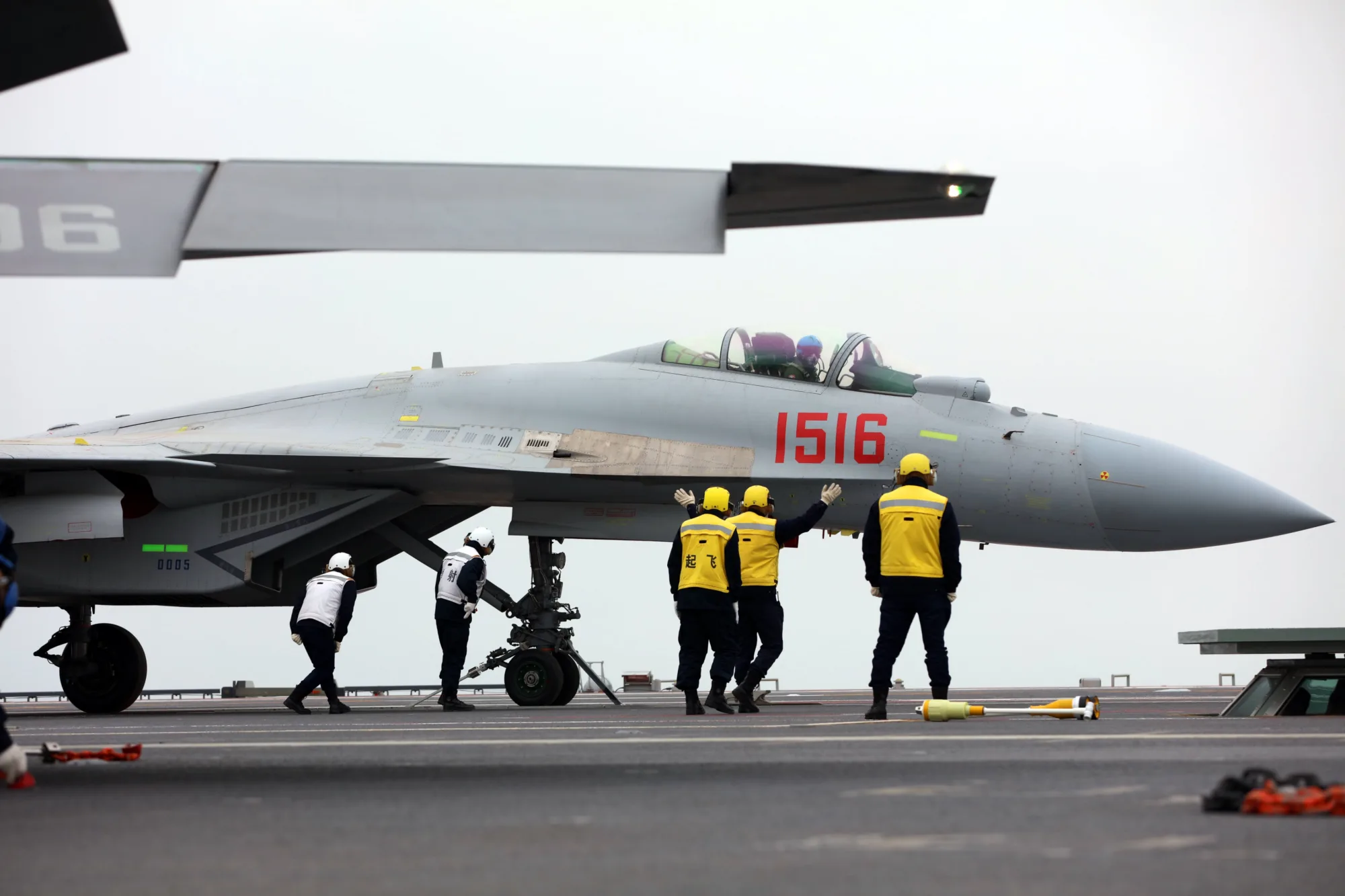 Los “Héroes Arcoíris” detrás de los despegues y aterrizajes de aeronaves en el PLANS Fujian el 22 de septiembre de 2025. Créditos: Armada de China.