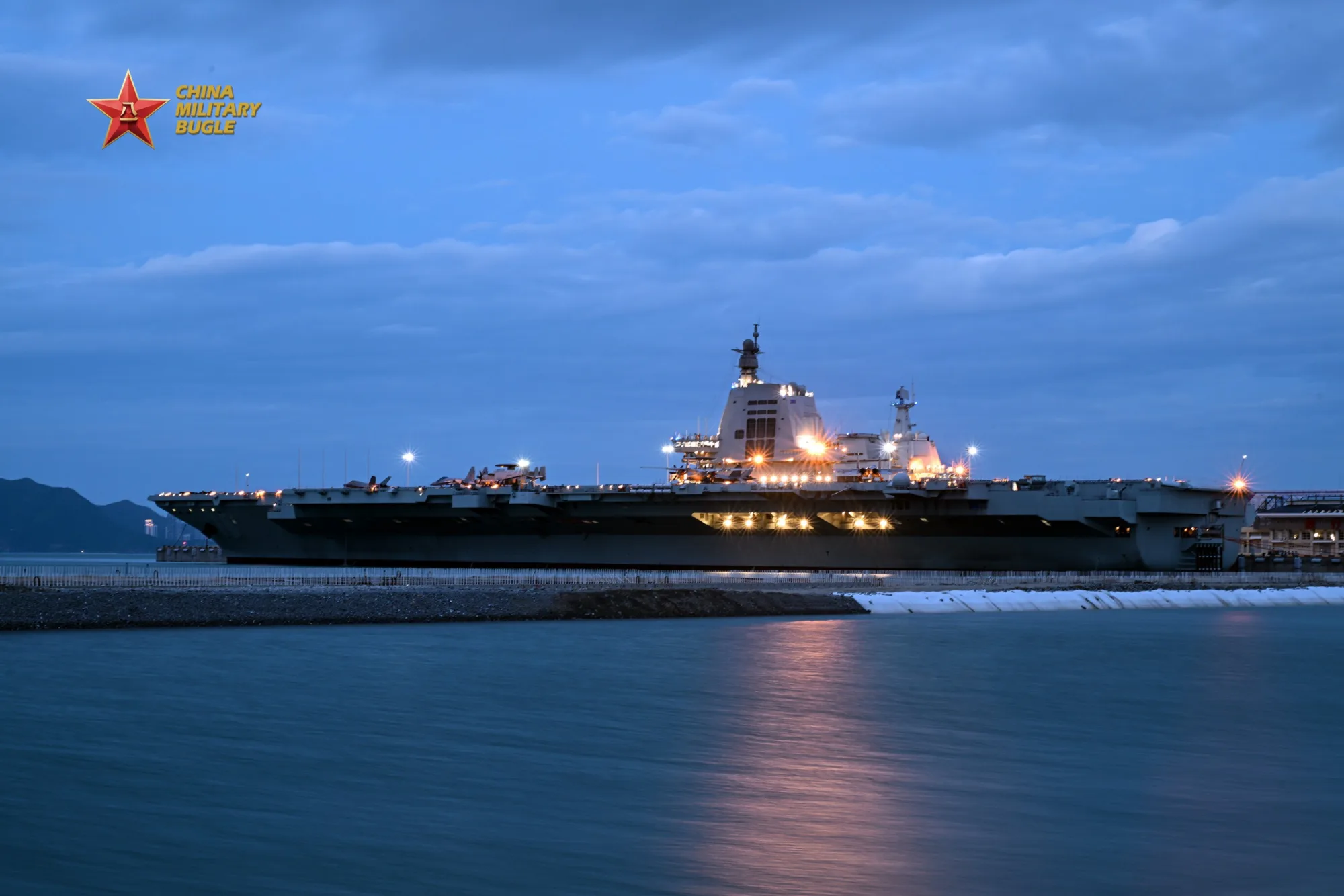 El Fujian, fue dado de alta oficialmente en la Armada del EPL chino en un puerto naval en la ciudad de Sanya, provincia de Hainan, sur de China, el 5 de noviembre de 2025. Créditos: Cuenta oficial de prensa de las fuerzas armadas de China.