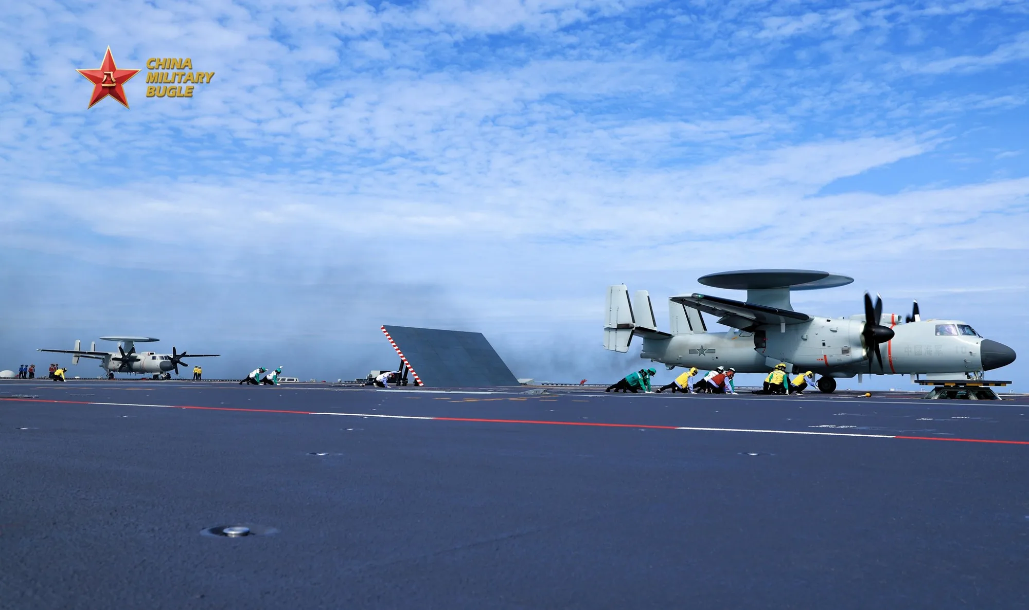 Durante la misión, múltiples tipos de aeronaves basadas en portaaviones, como el caza pesado J-15T, la aeronave de guerra electrónica J-15DT, el caza furtivo J-35 y la aeronave de alerta temprana KJ-600, completaron múltiples salidas de entrenamiento de despegue asistido por catapulta electromagnética y aterrizaje con gancho de recuperación, lo que probó efectivamente la capacidad operativa de cubierta completa del portaaviones Fujian y verificó aún más la sólida compatibilidad de los sistemas de catapulta electromagnética y de recuperación de la nave con múltiples tipos de aeronaves. Créditos: Cuenta oficial de prensa de las fuerzas armadas de China.