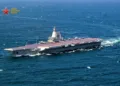 El portaaviones Fujian de la Armada del EPL chino realiza su primer entrenamiento marítimo con fuerzas reales el 18 de noviembre de 2025. Créditos: Cuenta oficial de prensa de las fuerzas armadas de China.