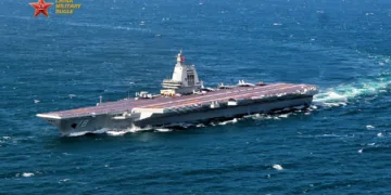 El portaaviones Fujian de la Armada del EPL chino realiza su primer entrenamiento marítimo con fuerzas reales el 18 de noviembre de 2025. Créditos: Cuenta oficial de prensa de las fuerzas armadas de China.