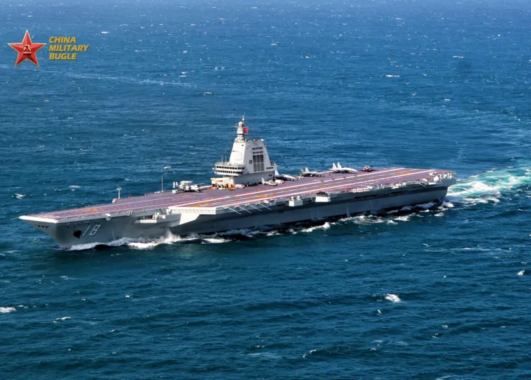 El portaaviones Fujian de la Armada del EPL chino realiza su primer entrenamiento marítimo con fuerzas reales el 18 de noviembre de 2025. Créditos: Cuenta oficial de prensa de las fuerzas armadas de China.